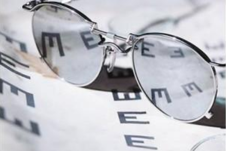 OK鏡和離焦眼鏡怎么選?沃瑞眼科:看這些就夠了