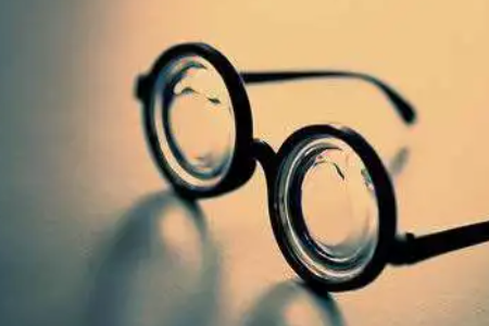 高度近視眼鏡去醫院配好還是眼鏡店配鏡好？